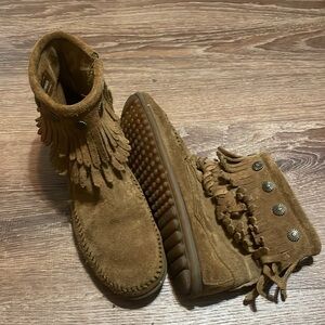 Minnetonka Women’s Booties Sz 7 VGUC